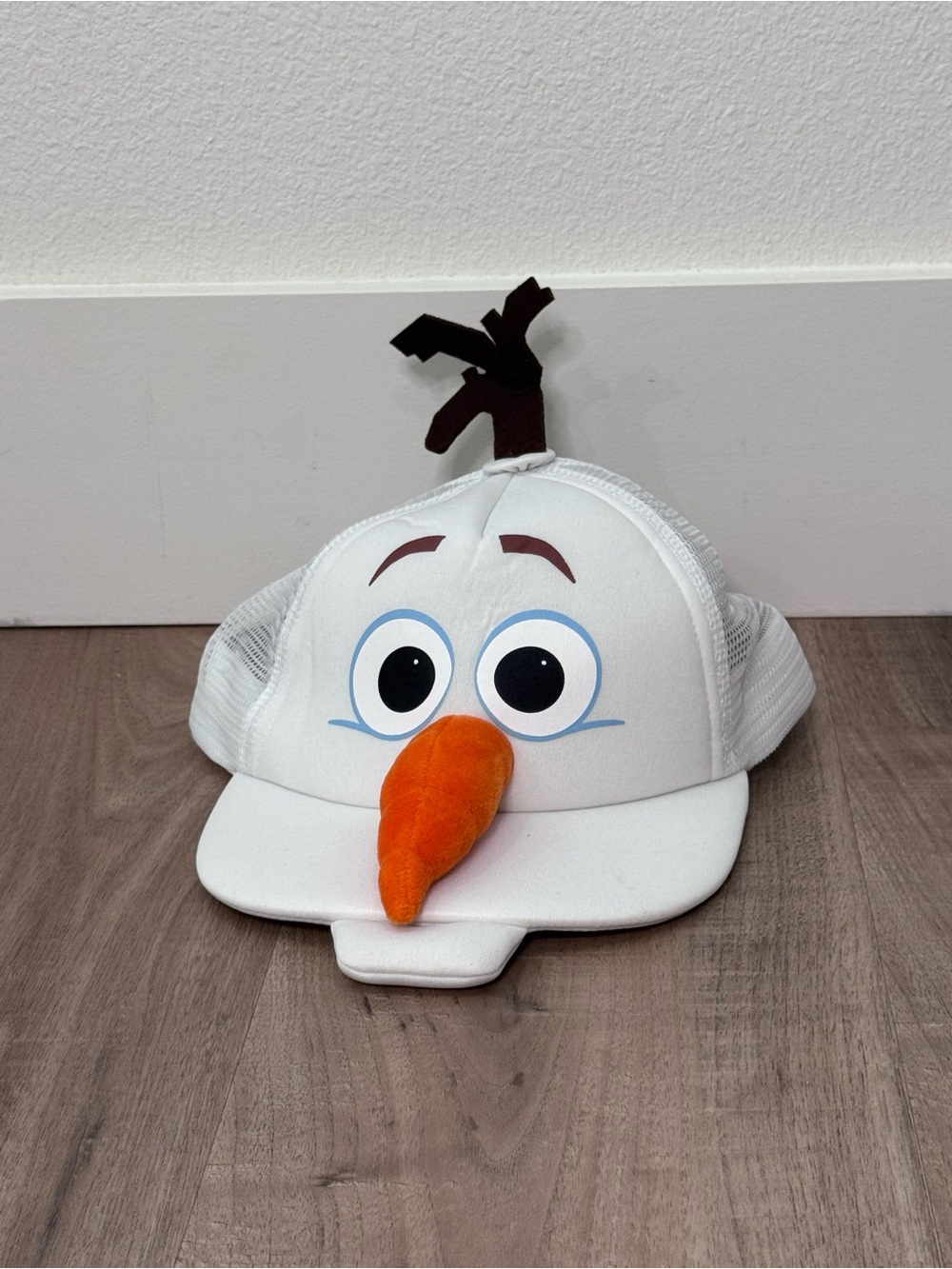 Disney Parks Frozen Olaf Snowman 3D Plush Nose White Mesh Hat Cap
